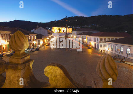 Praça Tiradentes au crépuscule, Ouro Preto (Site du patrimoine mondial de l'UNESCO), Minas Gerais, Brésil Banque D'Images