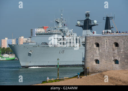 Le navire d'assaut de la Marine royale britannique, le HMS Rempart (L15), passe la tour ronde à Portsmouth, Royaume-Uni le 27 mai 2016. Banque D'Images