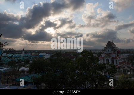 La lumière de soleil brillant à travers les nuages sombres. La Thaïlande. low key photographie style Banque D'Images