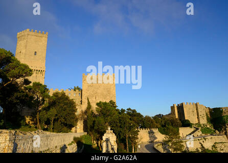 Vue sur le château normand appelé Torri del Balio, Erice Banque D'Images