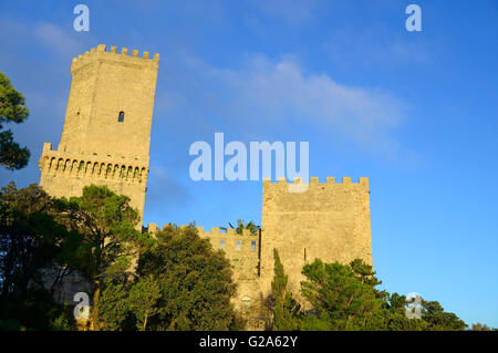 Vue sur le château normand appelé Torri del Balio, Erice Banque D'Images