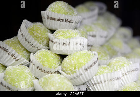 Bonbons dans une boulangerie dans le village historique d'Erice, Italie. Banque D'Images