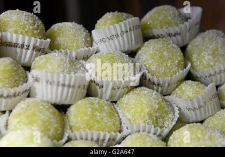 Bonbons dans une boulangerie dans le village historique d'Erice, Italie. Banque D'Images