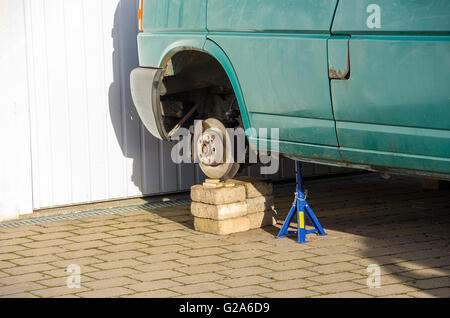 Jacked-up voiture avec volant démonté. Banque D'Images