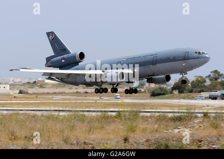 Royal Dutch Air Force McDonnell Douglas KDC-10-30CF [T235] pour atterrir sur la piste 13. Banque D'Images