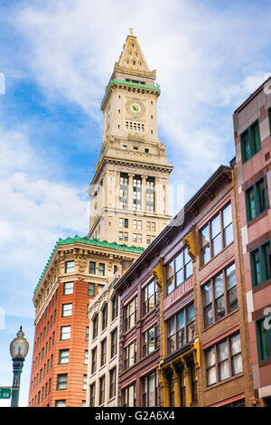 BOSTON, MASSACHUSETTS - le 14 mai 2016 : voir l'historique de la Custom House vu à Boston, MA avec des voitures et des personnes visibles. Banque D'Images