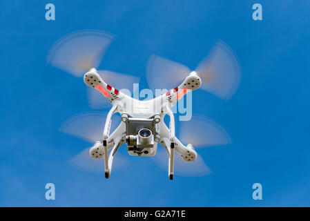 Quadrocopter, drone, avec camera voler contre un ciel bleu, DJI Phantom 3 Banque D'Images