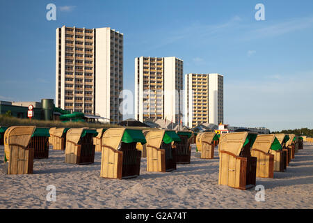 Les bâtiments de grande hauteur et rotin chaises de plage sur la plage sud, Burgtiefe, Fehmarn, Schleswig-Holstein, Allemagne Banque D'Images