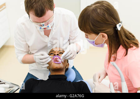 Dentiste et son assistant d'effectuer un examen approfondi Banque D'Images