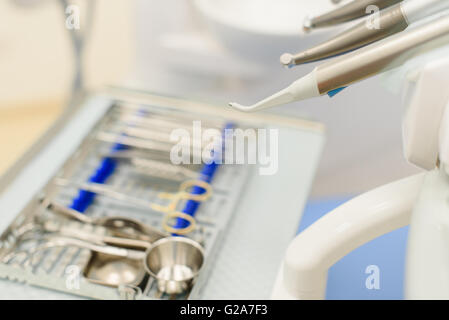 L'équipement et des instruments dentaires dans Bureau du dentiste Banque D'Images