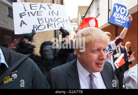 Boris Johnson est suivie par les militants pour la campagne de vote demeurent, après un vote Quitter événement de campagne à Winchester, dans le cadre de sa tournée sur le vote d'une campagne de quitter le bus. Banque D'Images