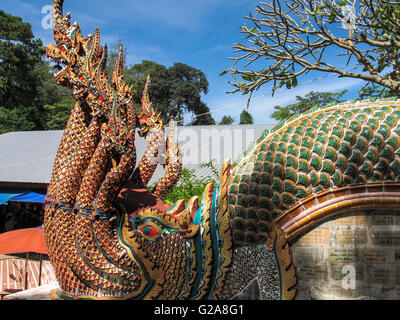 Vue de côté détail de la structure de la tête de dragon sur les étapes menant à Wat Phra That Doi Suthep, la province de Chiang Mai, Thaïlande Banque D'Images