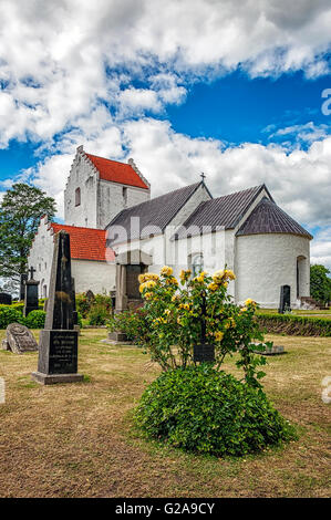 Une image de l'ancienne église dans le Ravlunda blanc région suédoise de Malmö. Banque D'Images