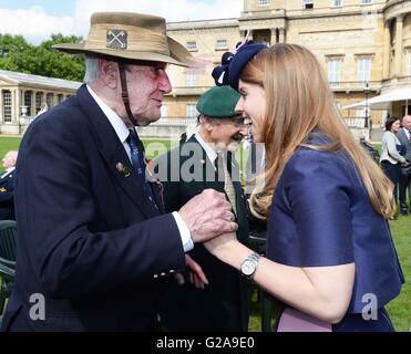 Princesse Béatrice parle à vous comme elle assiste à l'assemblée annuelle de l'Association Pas oublié Garden Party, organisée par son père, le duc d'York, à Buckingham Palace, Londres. Banque D'Images