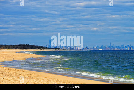 Côte de l'océan Atlantique à Sandy Hook avec vue sur NYC. Sandy Hook est dans le New Jersey, USA. Banque D'Images