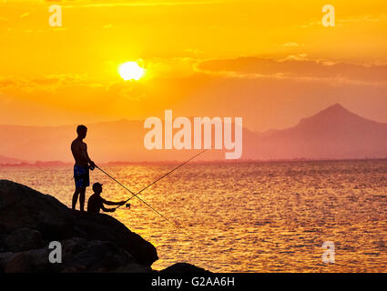 Silhouettes de pêcheurs à la plage. Denia. Alicante. Communauté de Valence. Espagne Banque D'Images