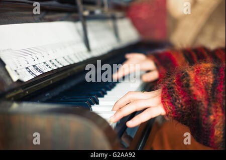 Les mains d'une jeune femme comme elle joue du piano Banque D'Images