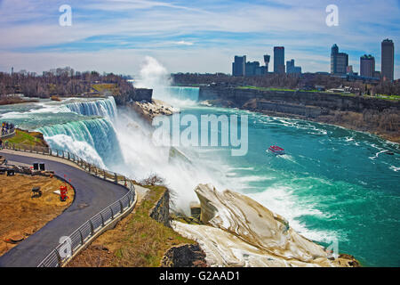 Les chutes du Niagara et d'un traversier sur la rivière Niagara du côté américain. Vue sur American Falls, Bridal Veil Falls, Goat Island Banque D'Images