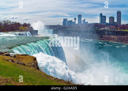 Les chutes du Niagara du côté américain et gratte-ciel du côté canadien. Vue sur American Falls, Bridal Veil Falls, Goat Island, les chutes canadiennes et gratte-ciel du Canada sur l'arrière-plan. Banque D'Images