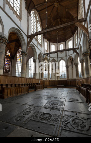 Intérieur de l'Oude Kerk, Amsterdam, montrant le sol en pierre, les stalles et l'autel. Banque D'Images