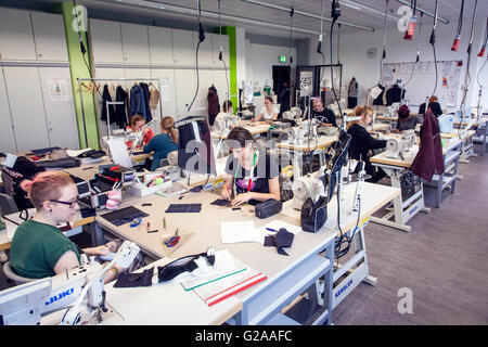 Des leçons pratiques sur la machine à coudre pour les couturières en herbe Banque D'Images