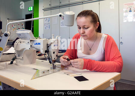 Des leçons pratiques sur la machine à coudre pour les couturières en herbe Banque D'Images