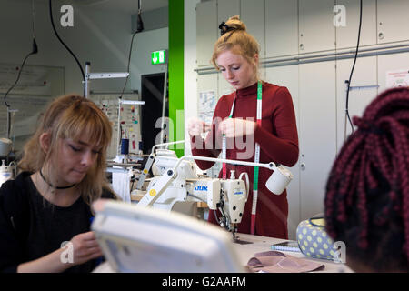 Des leçons pratiques sur la machine à coudre pour les couturières en herbe Banque D'Images