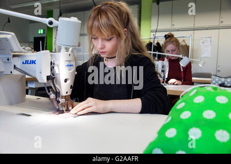 Des leçons pratiques sur la machine à coudre pour les couturières en herbe Banque D'Images