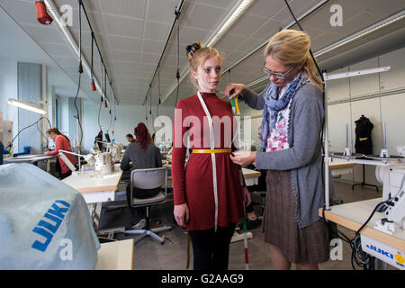 Au cours de la mise en place de la formation pratique pour tailleurs Banque D'Images