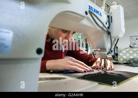 Des leçons pratiques sur la machine à coudre pour les couturières en herbe Banque D'Images