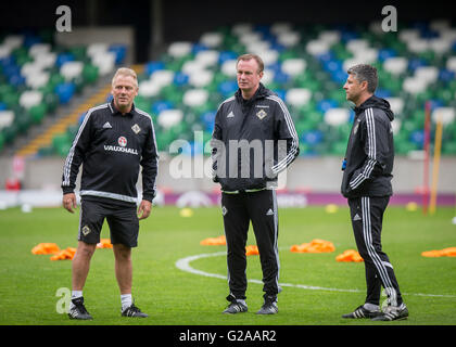 L'Irlande du Nord (gauche-droite) McGiggert Kit manager Colin, directeur Michael O'Neill et entraîneur Steve Robinson pendant une session de formation à Windsor Park, Belfast. Banque D'Images