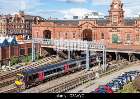 Cross Country train de quitter la gare de Nottingham, Nottingham, England, UK Banque D'Images