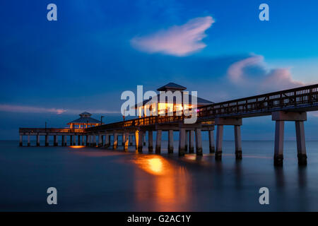 Twilight à la PI. Myers Beach Pier, Ft. Myers, Floride, USA Banque D'Images