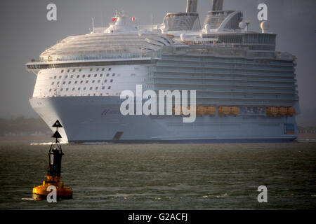 La pollution,massive,l'harmonie de la mer, bateau de croisière, le Solent, UK, Cowes, Southampton Hampshire Banque D'Images