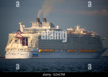 La pollution,massive,l'harmonie de la mer, bateau de croisière, le Solent, UK, Cowes, Southampton Hampshire Banque D'Images