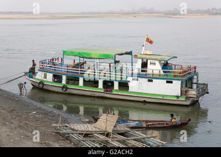 Pont, bateaux et ferries entre Bagan et Mandalay le long de la rivière Ayeyarwady (Irrawaddy), Birmanie, Myanmar, l'Asie du Sud Banque D'Images