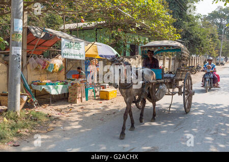 Scène de rue à Mandalay et périphérie (autour de la rivière et le quai pour fret), Mandalay, Myanmar (Birmanie), l'Asie Banque D'Images