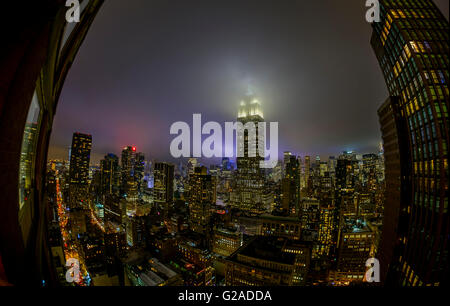 Empire State Building enveloppée de brouillard de nuit Banque D'Images