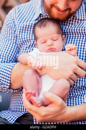 Père holding daughter (2-5 mois) Banque D'Images
