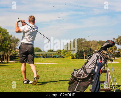 Mid adult man playing golf Banque D'Images
