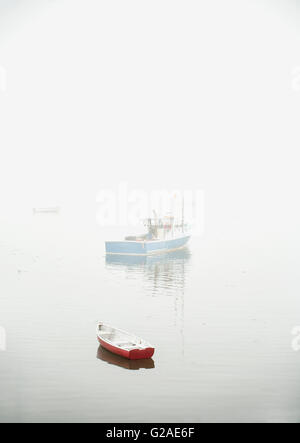 Bateaux dans le brouillard flottant sur l'eau Banque D'Images