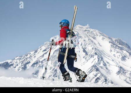 Open Cup de la Russie sur le ski-alpinisme. Girl ski Randonnées en montagne avec des skis de fond sur le sac à dos sanglé à Volcan Koryak active Banque D'Images