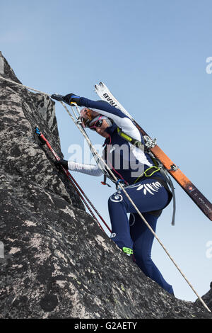 Volcan Avacha : Open Cup de la Russie sur le ski-alpinisme sur Kamchatka. Ski Escalade sur rocher sur corde avec skis attachés au sac à dos. Banque D'Images