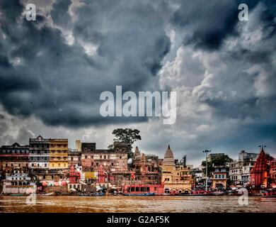 Varanasi ghat de la ville sainte ou de la ville de temple ganges river temple de Shiva et ciel nuageux l'Uttar Pradesh, Inde, Asie Banque D'Images