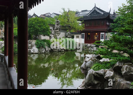 Pavillon avec étang dans le jardin Yuyuan, Shanghai, Chine Banque D'Images