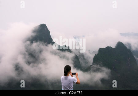 L'observation touristique des collines karstiques dans la brume du matin, Guilin, Guangxi Province, China Banque D'Images