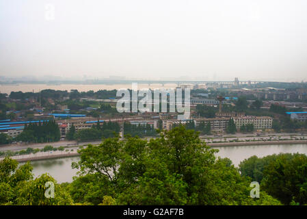 Vue aérienne du pont sur la rivière Yangtze, Nanjing, Jiangsu Province, China Banque D'Images