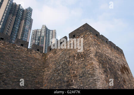 L'ancienne muraille de la ville et tour moderne, Changzhou, Jiangsu Province, China Banque D'Images