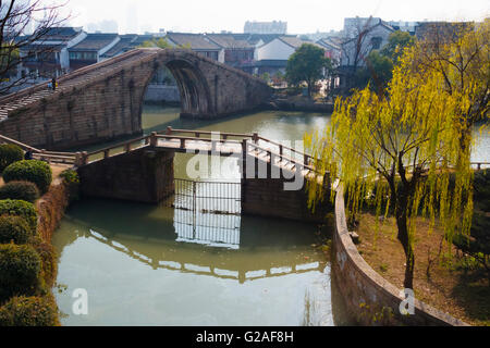 Panmen porte de la ville et les ponts sur le Grand Canal, Suzhou, Province de Jiangsu, Chine Banque D'Images