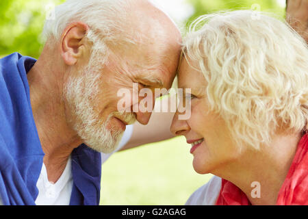 Couple dans l'amour à l'un l'autre dans la nature en été Banque D'Images